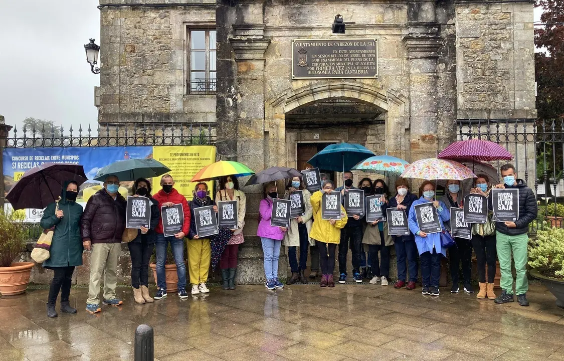 El grupo Salvemos el r&iacute;o Saja en la entrega de firmas en Cabez&oacute;n de la Sal