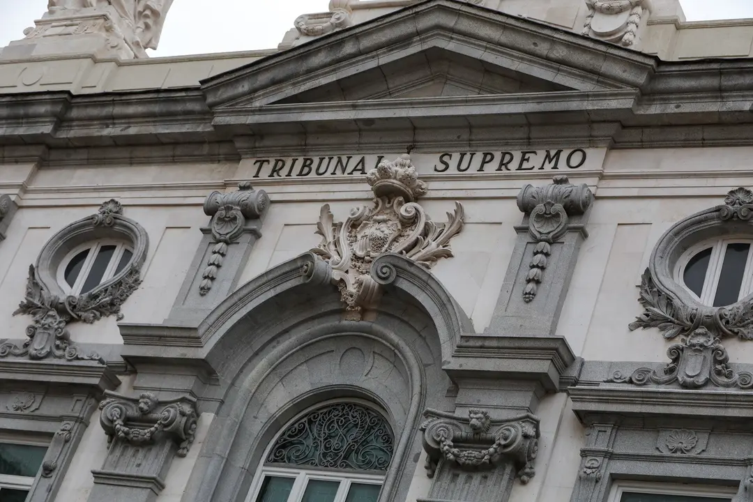 Archivo - Escudo de Espa&ntilde;a en la fachada del edificio del Tribunal Supremo, en Madrid a 29 de noviembre de 2019.
