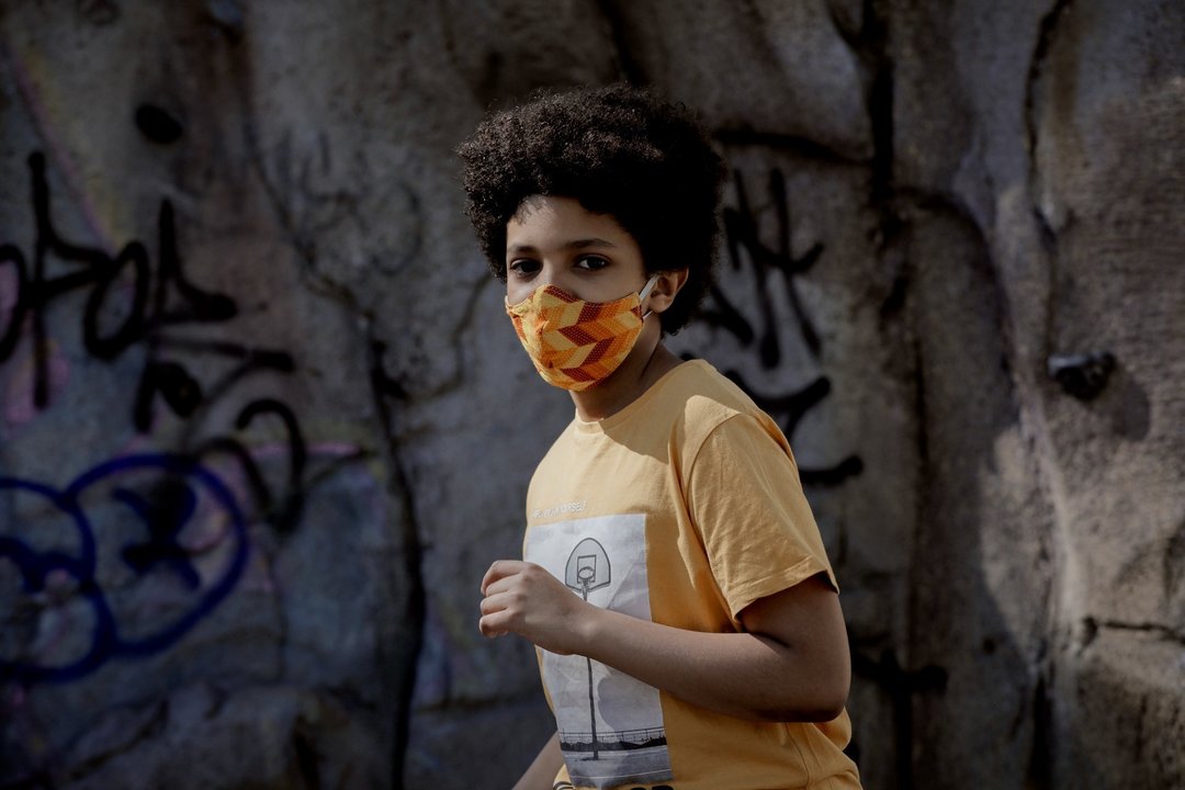 Archivo - El niño actor y modelo Hugo Ndiaye, de 10 años, pasea el primer día en el que los menores de 14 años de la Comunidad de Madrid pueden realizar paseos entre las 10 y las 13 horas y entre las 17 y las 21 horas, tras decidir la Comunidad de Madrid 