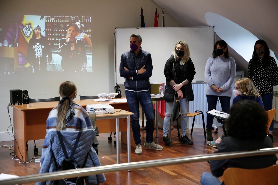El vicepresidente del Gobierno de Cantabria, Pablo Zuloaga, visita el taller 'El rap como herramienta para el empoderamiento feminista'.