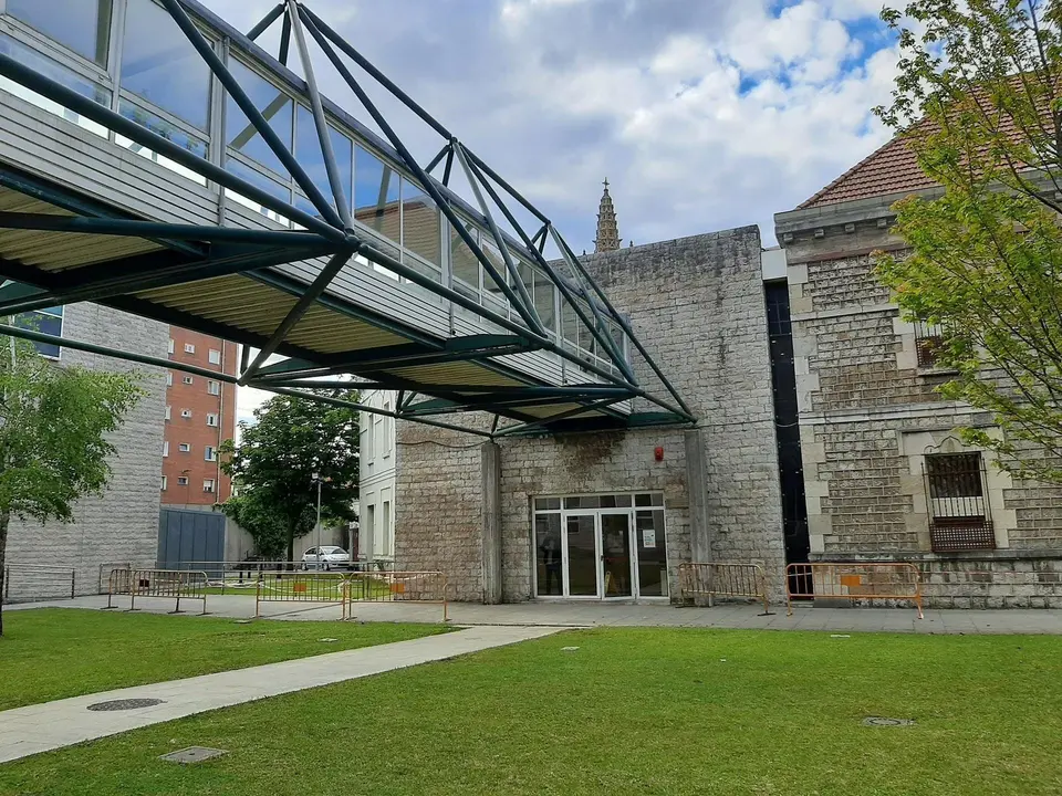 Entrada a la Audiencia Provincial de Cantabria, en el complejo judicial de Las Salesas