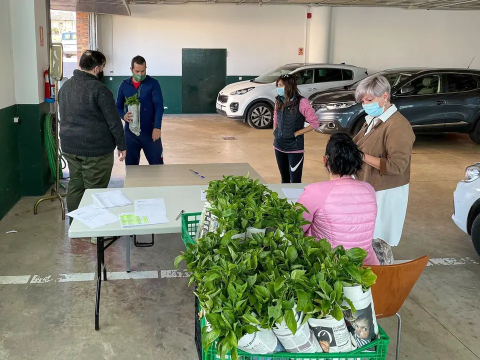 La alcaldesa de Polanco, Rosa D&iacute;az, y los concejales Isabel Herrera y Cristian Olmo, durante el reparto de las plantas de pimiento y berenjena