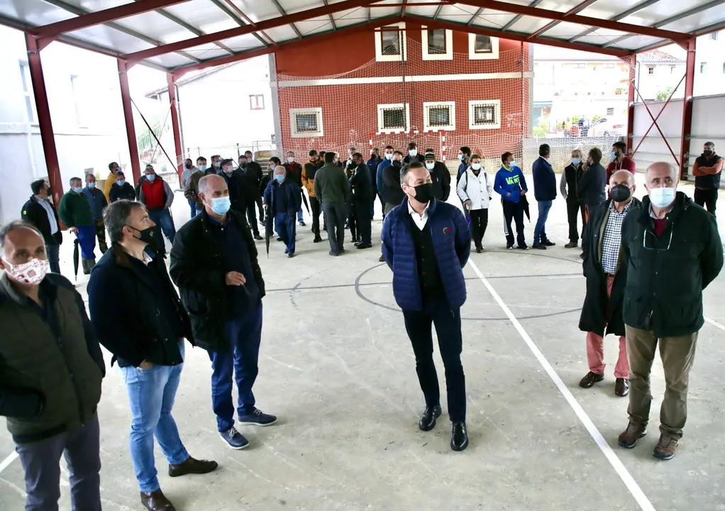 Reuni&oacute;n de Guillermo Blanco con alcaldes y ganaderos sobre el lobo