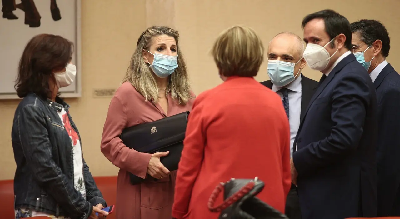 Archivo - La ministra de Trabajo y Econom&iacute;a Social, Yolanda D&iacute;az mantiene una conversaci&oacute;n antes de una comparecencia en Comisi&oacute;n en el Congreso