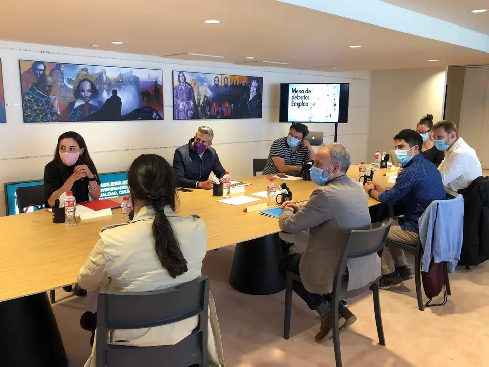 Pablo Zuloaga preside la primera mesa de debate para la creaci&oacute;n de la ley de Juventud