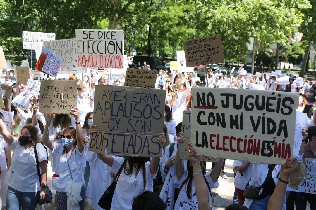 Varios sanitarios con carteles, participan en la manifestaci&oacute;n convocada por la plataforma FSE Unida como protesta al sistema de adjudicaci&oacute;n de plazas para el MIR este a&ntilde;o frente al Ministerio de Sanidad, a 25 de mayo de 2021, en Madrid (Espa&ntilde;a). Unas 3.