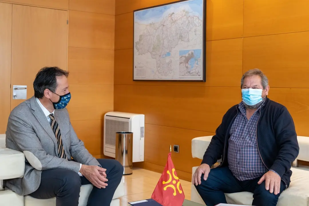 El consejero de Obras P&uacute;blicas, Ordenaci&oacute;n del Territorio y Urbanismo, Jos&eacute; Luis Gochicoa, se re&uacute;ne con el alcalde de Tudanca, Manuel Grande