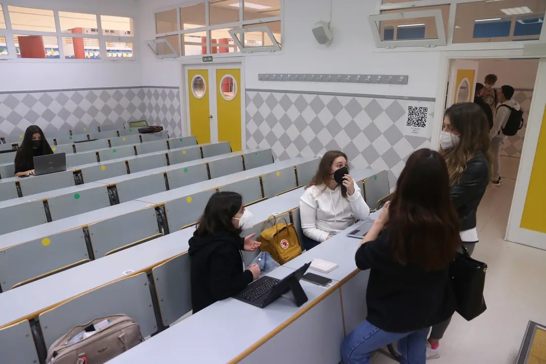 Archivo - Varios estudiantes de la Facultad de Derecho de la Universidad de M&aacute;laga (UMA)
