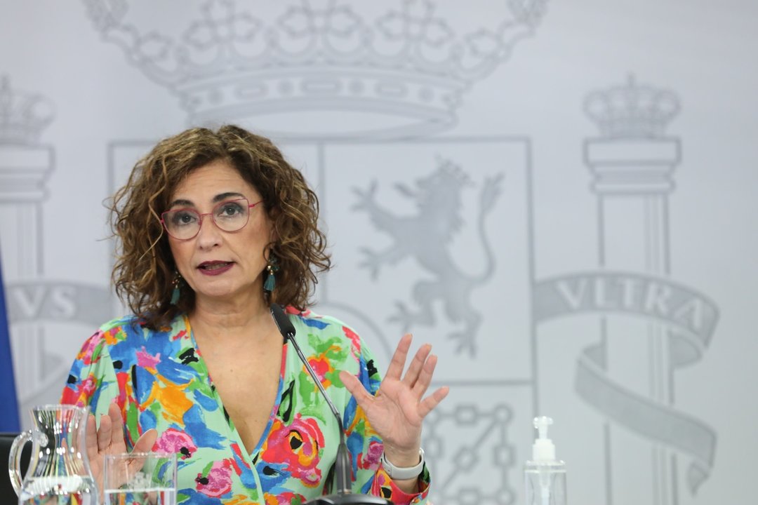 La ministra portavoz y ministra de Hacienda, María Jesús Montero comparece en rueda de prensa, posterior al Consejo de Ministros, en el Complejo La Moncloa, a 25 de mayo de 2021, en Madrid (España). 