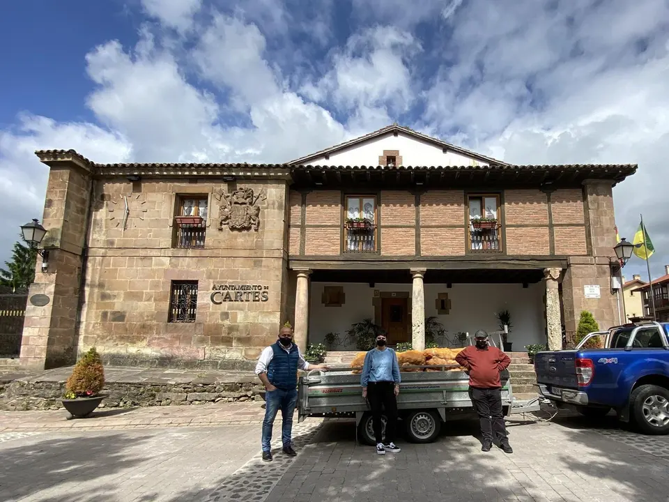Donaci&oacute;n de patatas en  Cartes para el Banco de Alimentos