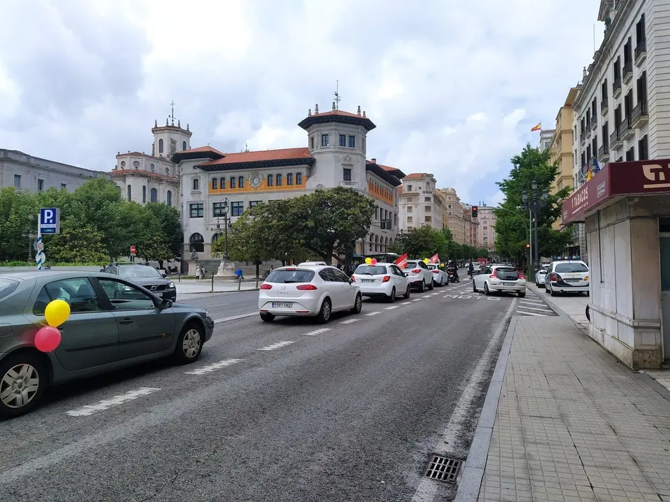 Caravana de protesta de UGT y CCOO contra el desmantelamiento de Correos