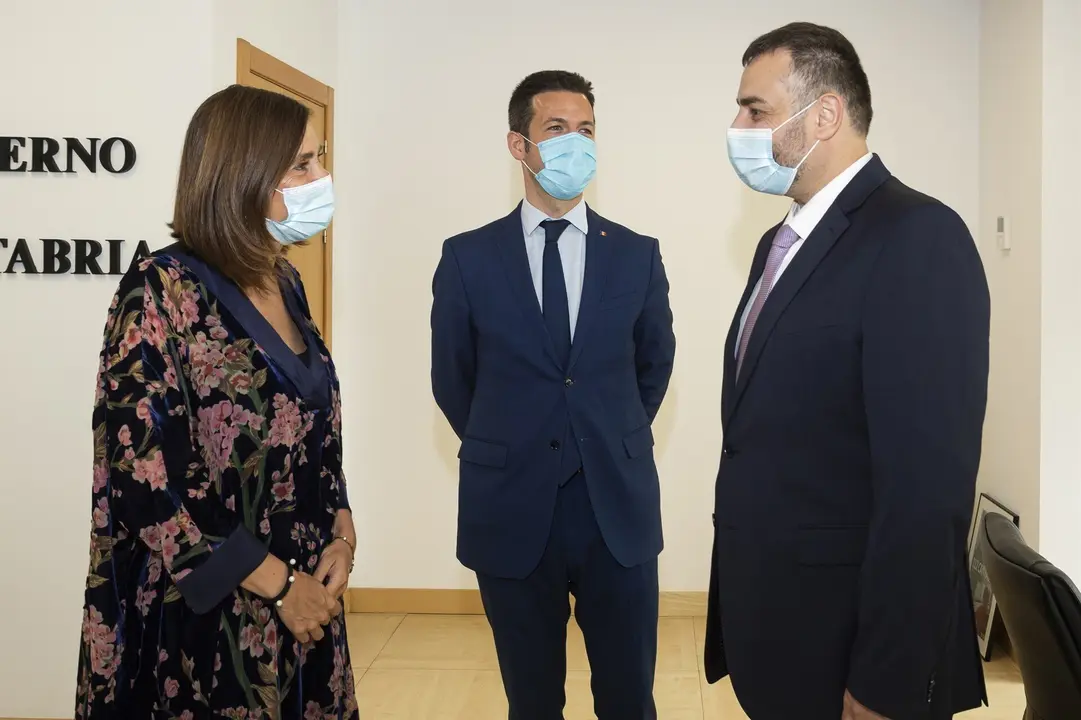 La consejera de Presidencia, Interior, Justicia y Acci&oacute;n Exterior, Paula Fern&aacute;ndez Via&ntilde;a, recibe al c&oacute;nsul general de Ruman&iacute;a en la zona norte, Marian Popescu