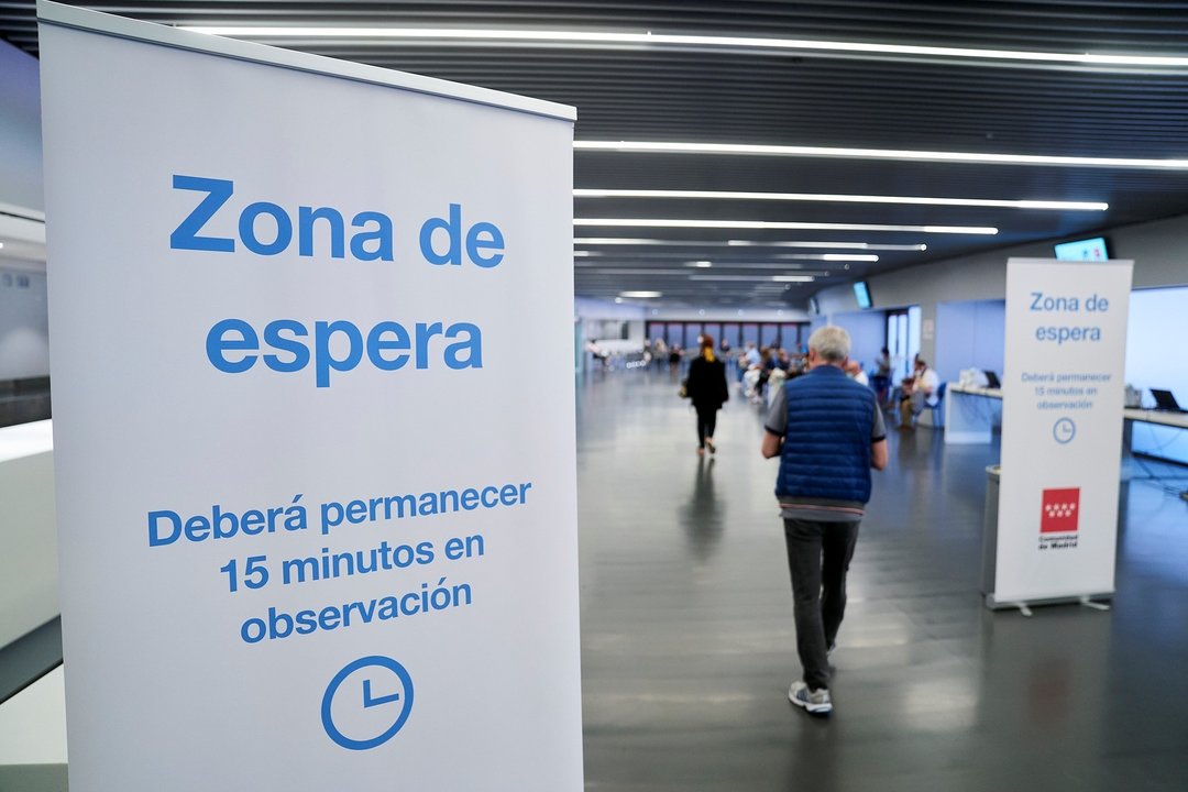Un hombre entra en la zona de espera, después de recibir la dosis con la vacuna de Pfizer en el Wanda Metropolitano, a 19 de mayo de 2021, en Madrid (España). La Comunidad de Madrid comenzó a vacunar el pasado lunes a las personas de entre 50 y 59 años en