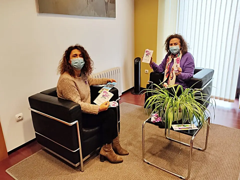 La alcaldesa y la concejala con material de la campa&ntilde;a