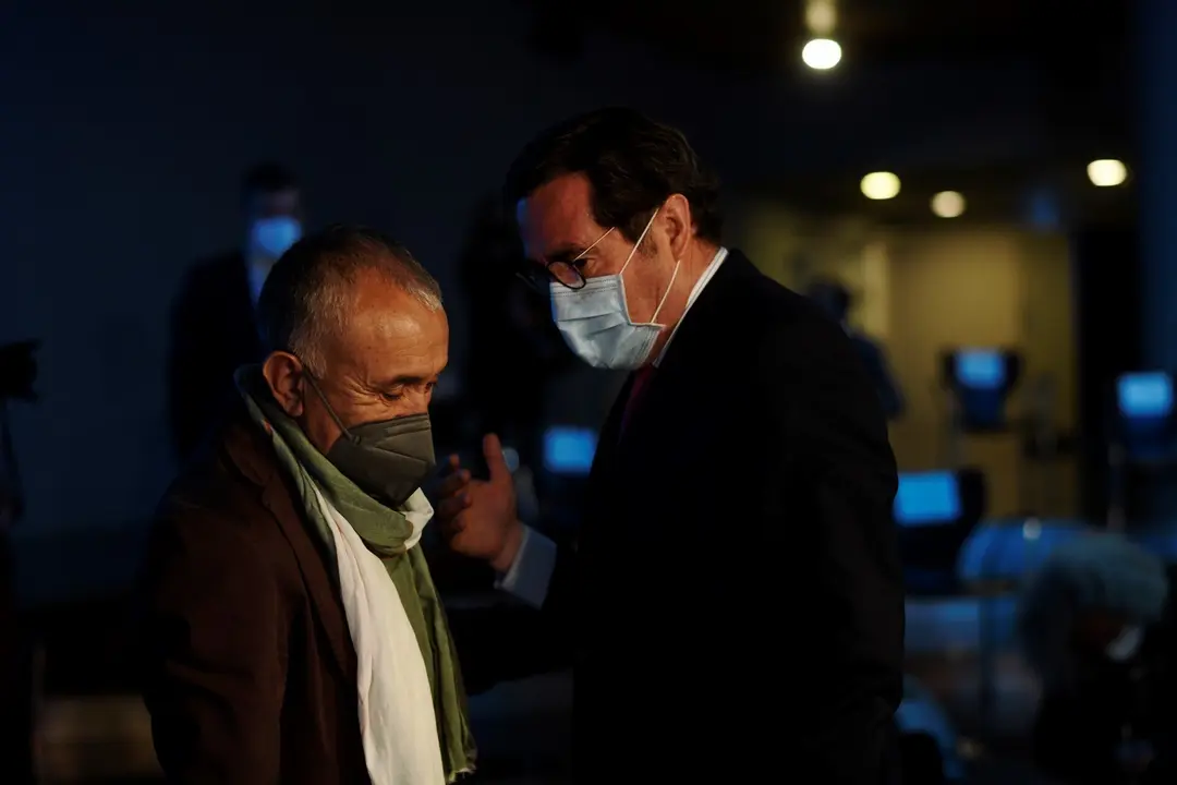 El secretario general de UGT, Pepe &Aacute;lvarez (i) y el presidente de la CEOE, Antonio Garamendi (d)