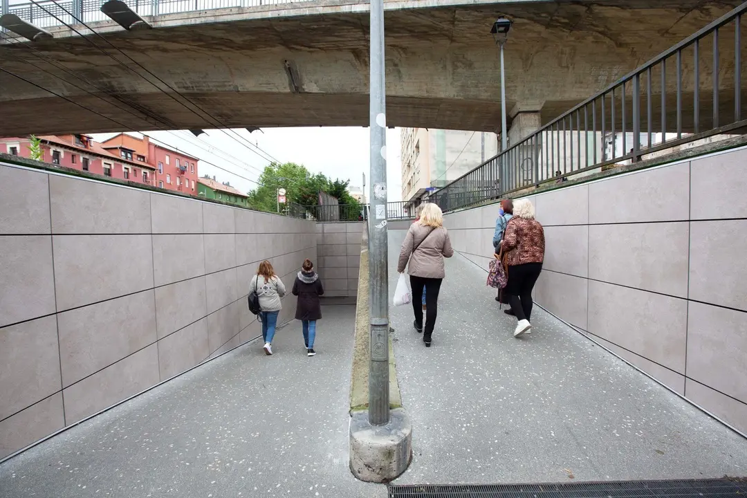 Trabajos de remodelaci&oacute;n del paso peatonal subterr&aacute;neo de Renfe.