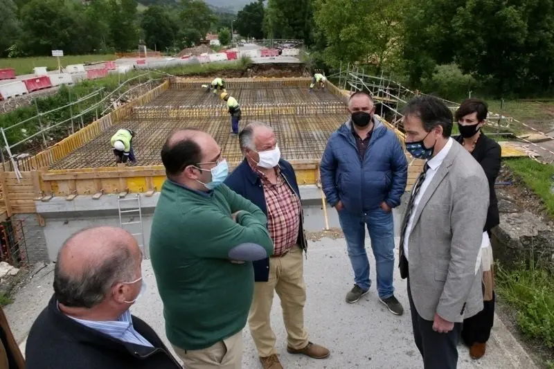 El consejero visita las obras que se est&aacute;n acometiendo entre Vega y Saro.