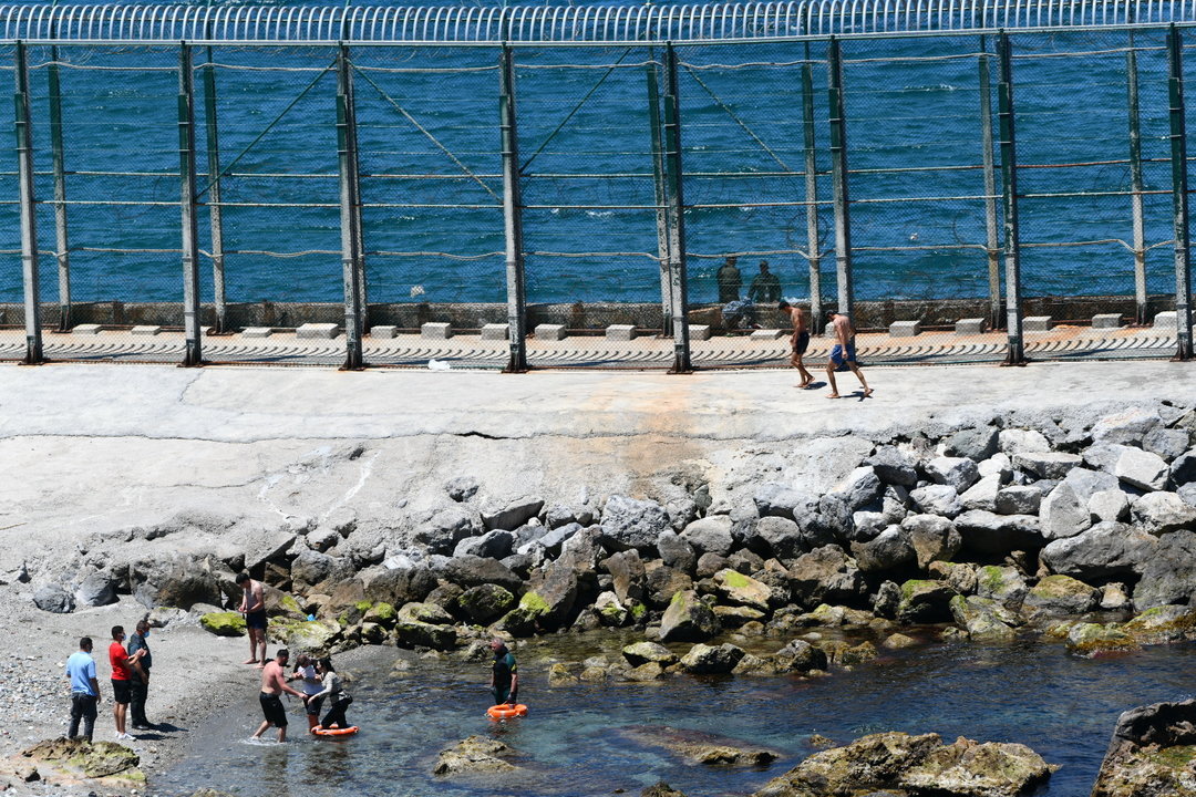 El Grupo Especial de Actividades Subacuáticas (GEAS) de la Guardia Civil rescata a una mujer que ha llegado a la playa del Benzú junto a una niña, en Ceuta.