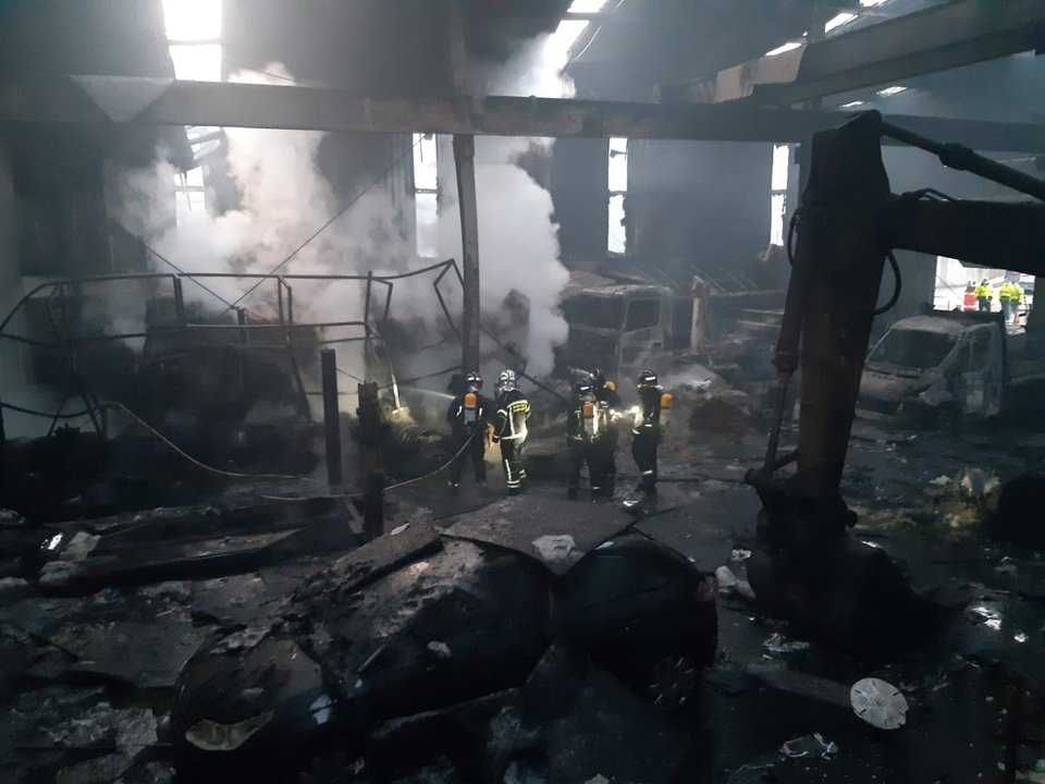 Incendio en una nave industrial de Polanco