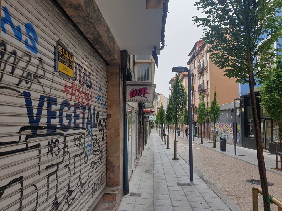 Una calle de Santander con un comercio cerrado