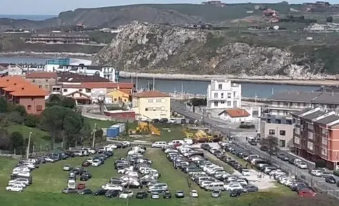 Aparcamiento de la B&aacute;rcena, en Suances