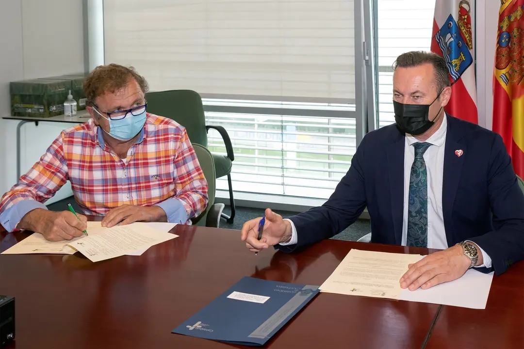 El consejero de Ganader&iacute;a, Guillermo Blanco, y el presidente de la Asociaci&oacute;n Nacional de Criadores de Ganado Vacuno de Raza Tudanca, Lorenzo Gonz&aacute;lez, renuevan su colaboraci&oacute;n para fomentar la crianza y mejora del ganado vacuno de raza tudanca.