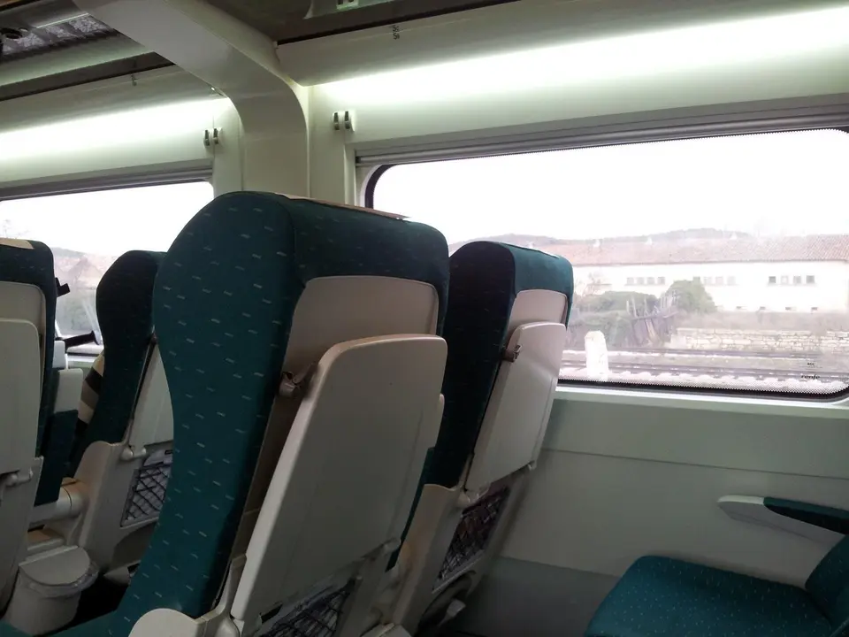 Archivo - Tren Alvia, Interior Vag&oacute;n, Renfe