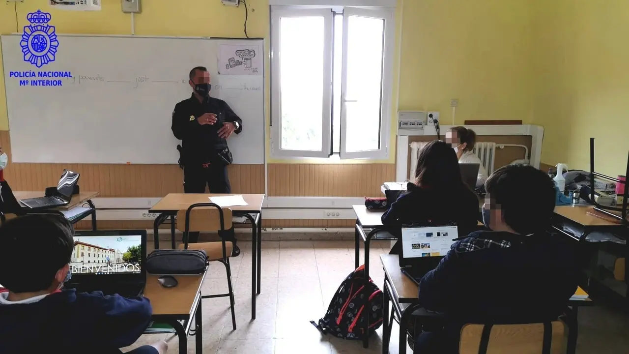 Un agente de la Polic&iacute;a Nacional en un aula