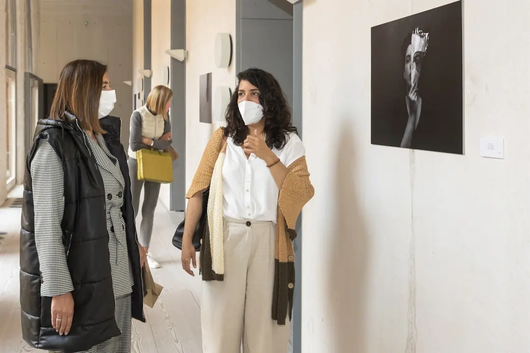 Laconsejera de Econom&iacute;a y Hacienda, Mar&iacute;a S&aacute;nchez, asiste a lapresentaci&oacute;n del libro &lsquo;Amar a mares, morir a lunas&rsquo; escrito por MarinaSerrano, alumna del CIESE Comillas