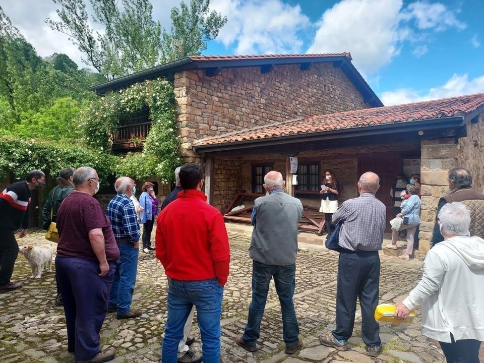 La directora general de Patrimonio Cultural y Memoria Histórica, Zoraida Hijosa, visita el conjunto histórico de Bárcena para presentar las ayudas de protección de bienes inmuebles civiles.