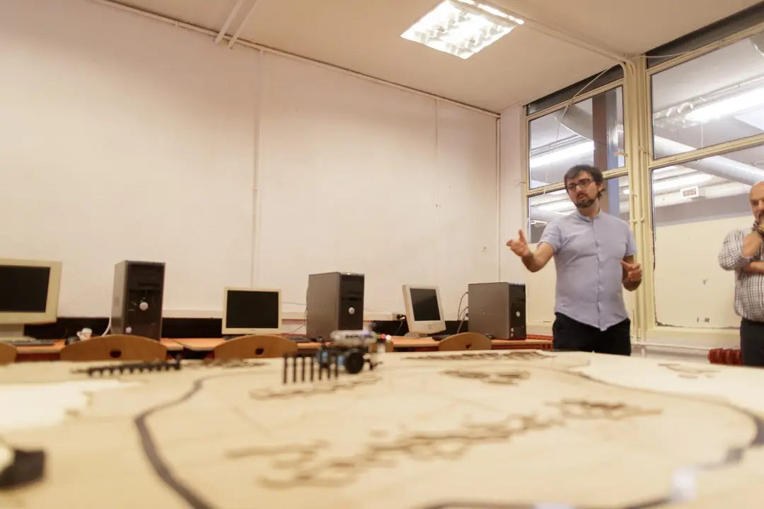 Archivo - Un profesor de FP impartiendo clase en un centro de Madrid