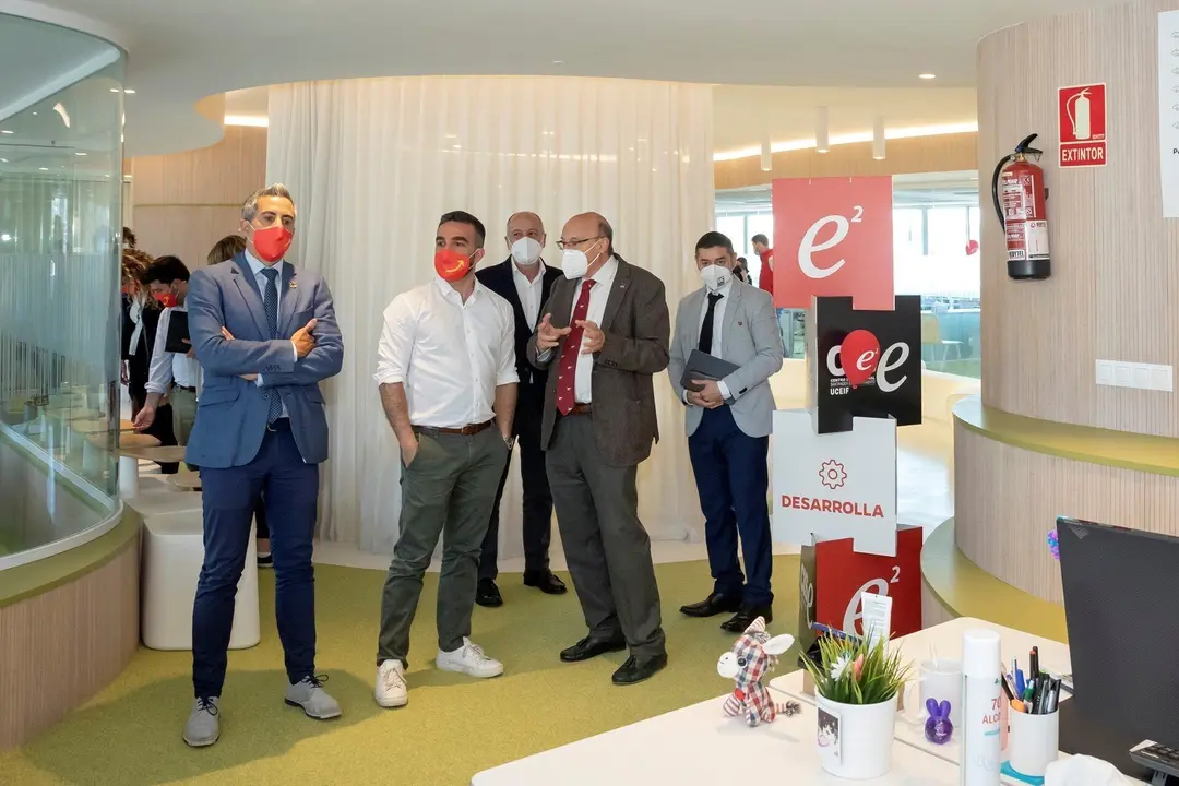 El vicepresidente y consejero de Universidades, Igualdad, Cultura y Deporte, Pablo Zuloaga, y el Alto Comisionado para Espa&ntilde;a Naci&oacute;n Emprendedora, Francisco Polo, visitan el CISE.