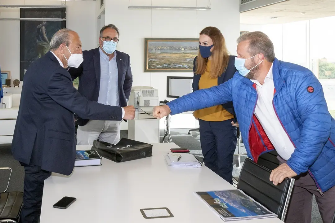 El consejero de Turismo, Javier L&oacute;pez Marcano (izda), y la directora general del &aacute;rea, Marta Barca, con el  presidente de La Mancomunidad De Li&eacute;bana Y Pe&ntilde;arrubia, Julio Cires, y al alcalde de Vega de Li&eacute;bana, Gregorio Alonso