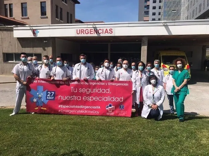 Concentraci&oacute;n de sanitarios de Urgencias frente al Hospital Valdecilla