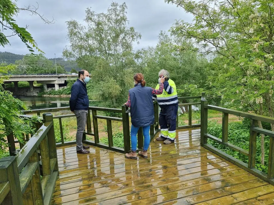 El concejal Jos&eacute; Luis Urraca visita los trabajos en la ribera Saja-Besaya