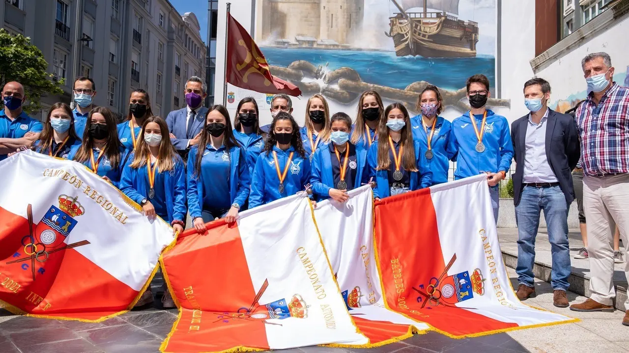 El presidente de Cantabria, Miguel &Aacute;ngel Revilla, y el vicepresidente y consejero de Universidades, Igualdad, Cultura y Deporte, Pablo Zuloaga, reciben a las remeras de la SD Astillero