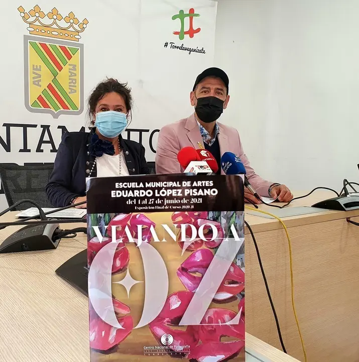 Esther V&eacute;lez y Pablo Burgos presentan la exposici&oacute;n 'Viajando a Oz'
