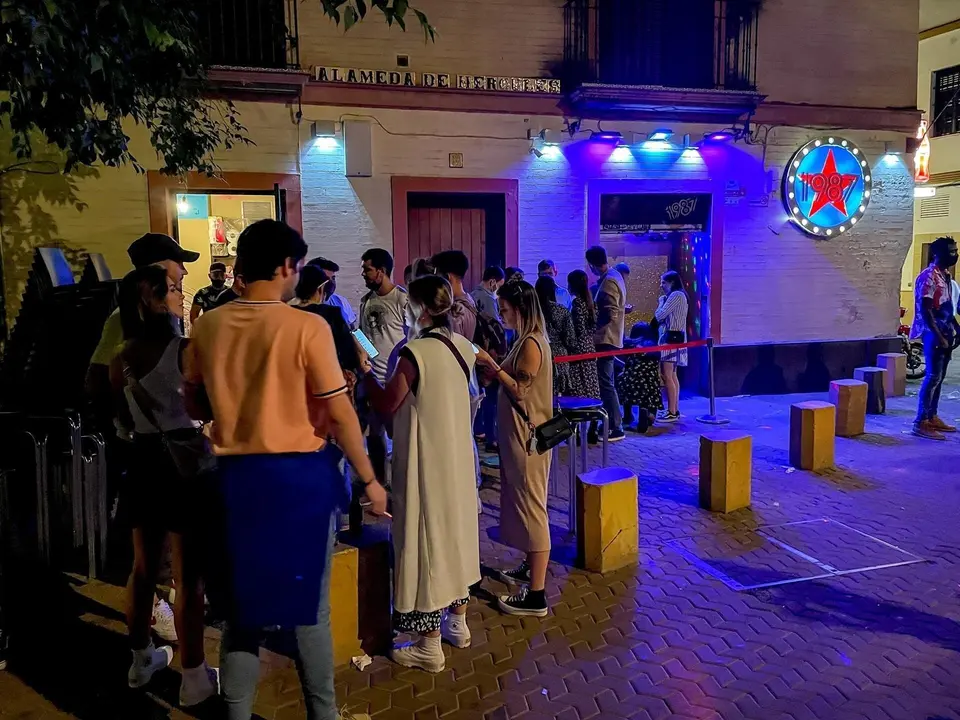 Colas en una discoteca en la Alameda de Hercules, &uacute;nico local que puede estar abierto hasta las 2 de la ma&ntilde;ana 15 de mayo del 2021 en Sevilla, Andaluc&iacute;a