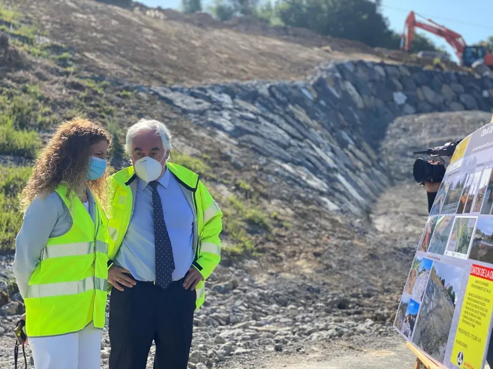 La delegada del Gobierno en Cantabria, Ainoa Qui&ntilde;ones, visita las obras de estabilizaci&oacute;n del argayo en la N-629 en Ampuero