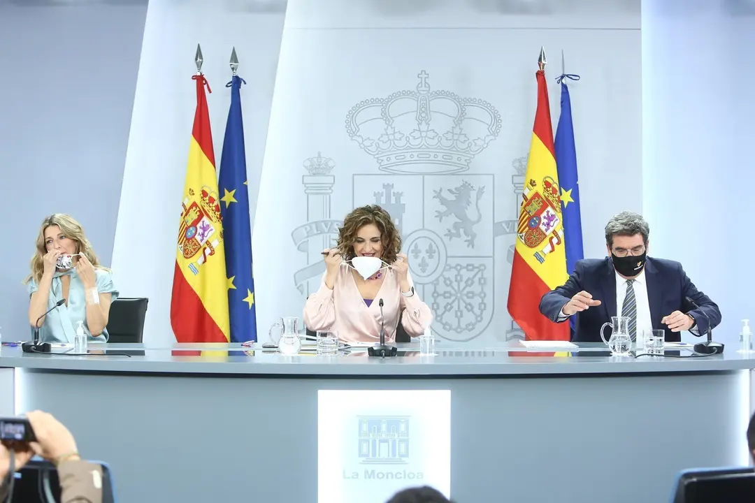 (I-D) La ministra portavoz y ministra de Hacienda, Mar&iacute;a Jes&uacute;s Montero; la vicepresidenta tercera del Gobierno y ministra de Trabajo y Econom&iacute;a Social, Yolanda D&iacute;az y el ministro de Inclusi&oacute;n, Seguridad Social y Migraciones, Jos&eacute; Luis Escriv&aacute;