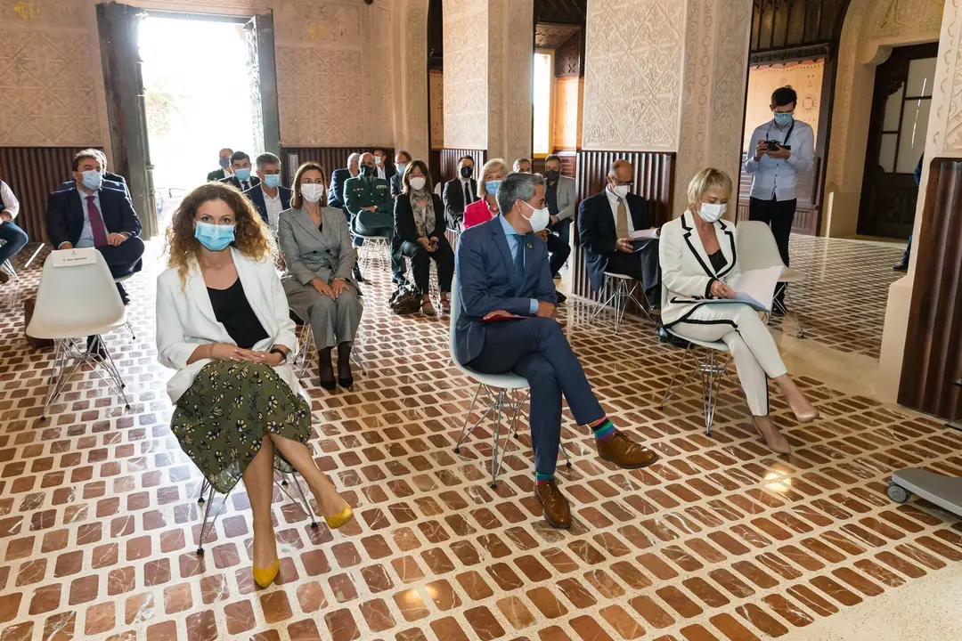 El vicepresidente y consejero de Universidades, Igualdad, Cultura y Deporte, Pablo Zuloaga, y varios consejeros, junto con la secretaria de Estado de Digitalizaci&oacute;n e Inteligencia Artificial, Carme Artigas, en la presentaci&oacute;n del proyecto HUB Comillas