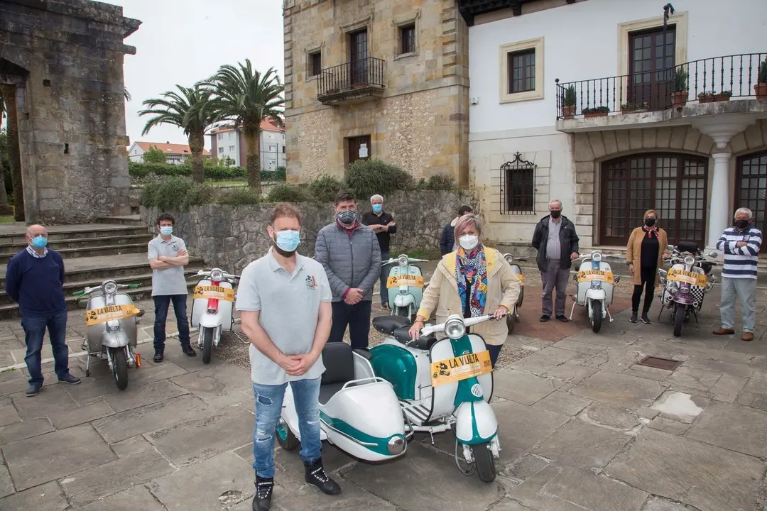 Camargo recibe a los participantes c&aacute;ntabros de la 'vuelta' a Espa&ntilde;a en Lambretta