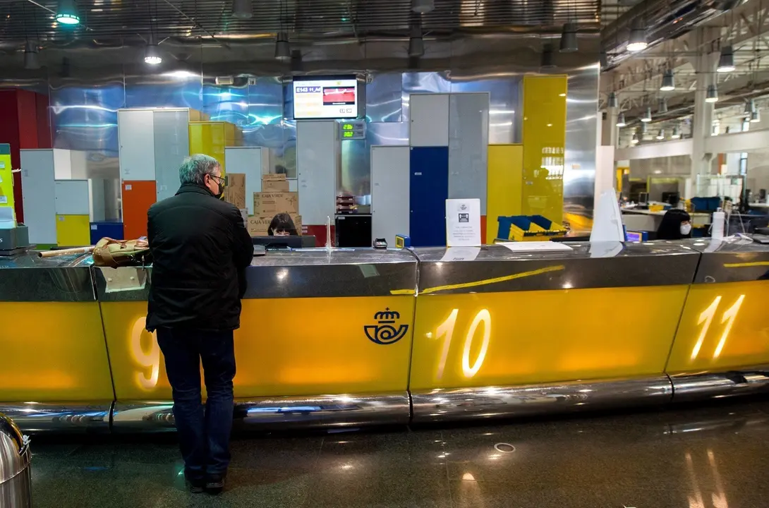 Archivo - Un cliente es atendiendo en la Oficina de Correos de Cibeles, en Madrid, (Espa&ntilde;a), a 16 de marzo de 2021. El voto por correo para las elecciones auton&oacute;micas a la Asamblea de Madrid que se celebrar&aacute;n el 4 de mayo ya se puede solicitar hasta el d&iacute;