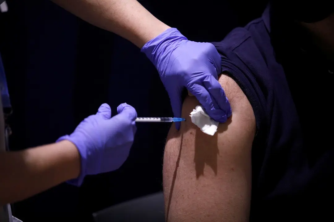 Un hombre recibe la primera dosis de la vacuna de Pfizer contra el Covid-19