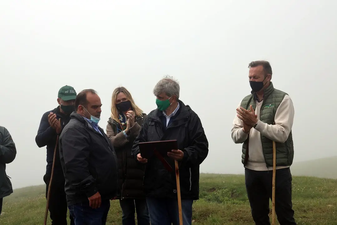 El consejero de Desarrollo Rural, Ganader&iacute;a, Pesca, Alimentaci&oacute;n y Medio Ambiente, Guillermo Blanco, asiste al inicio de la subida del ganado a los puertos de &Aacute;liva