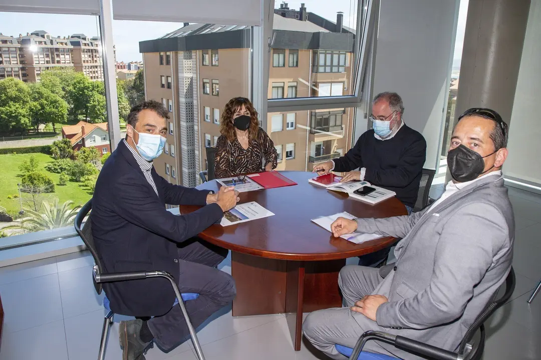 La consejera de Empleo y Pol&iacute;ticas Sociales, Ana Bel&eacute;n &Aacute;lvarez, recibe al alcalde de Alfoz de Lloredo, Enrique Bretones.