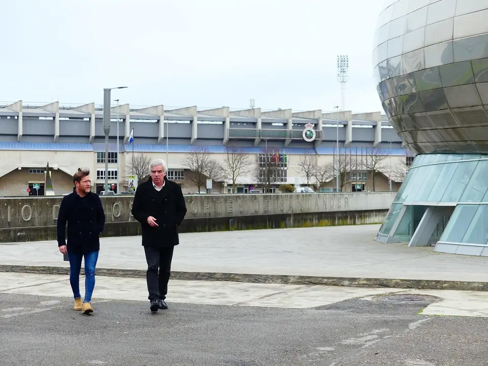 Concejales regionalistas junto al Palacio de Deportes