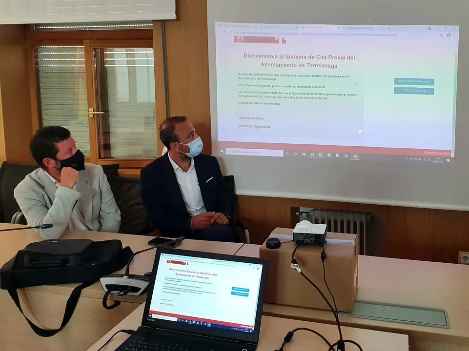 El alcalde de Torrelavega, Javier L&oacute;pez Estrada, y el concejal de Dinamizaci&oacute;n y Tics, Jes&uacute;s S&aacute;nchez, presentan en rueda de prensa el servicio de cita previa.