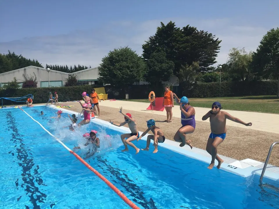 Archivo - Ni&ntilde;os en un campus