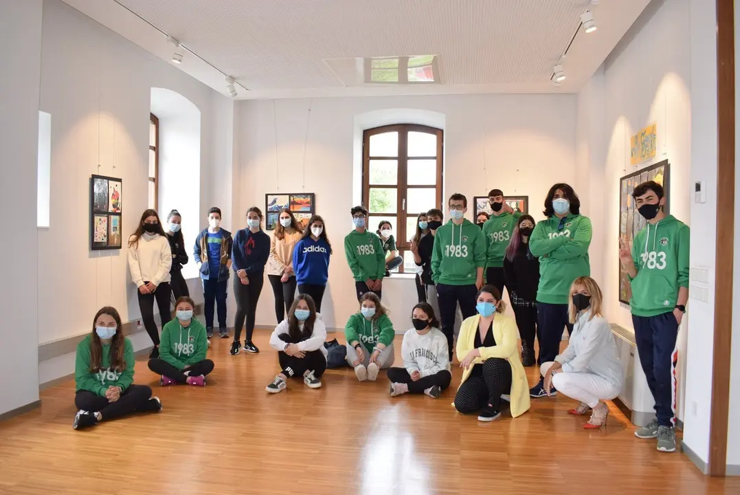 La alcaldesa de Pi&eacute;lagos, Ver&oacute;nica Samperio, junto a los alumnos del colegio Antonio Robinet en la exposici&oacute;n 'Un viaje diferente'.